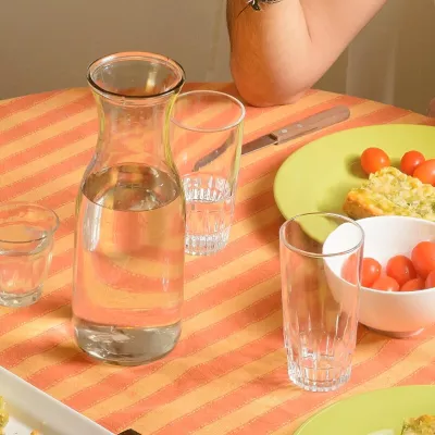 Jarra de agua con dos vasos