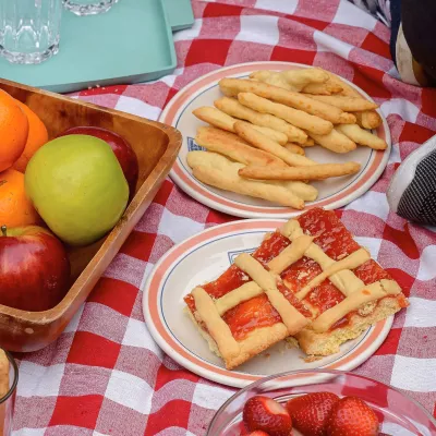 Palitos de queso y pasta frola caseros en picnic