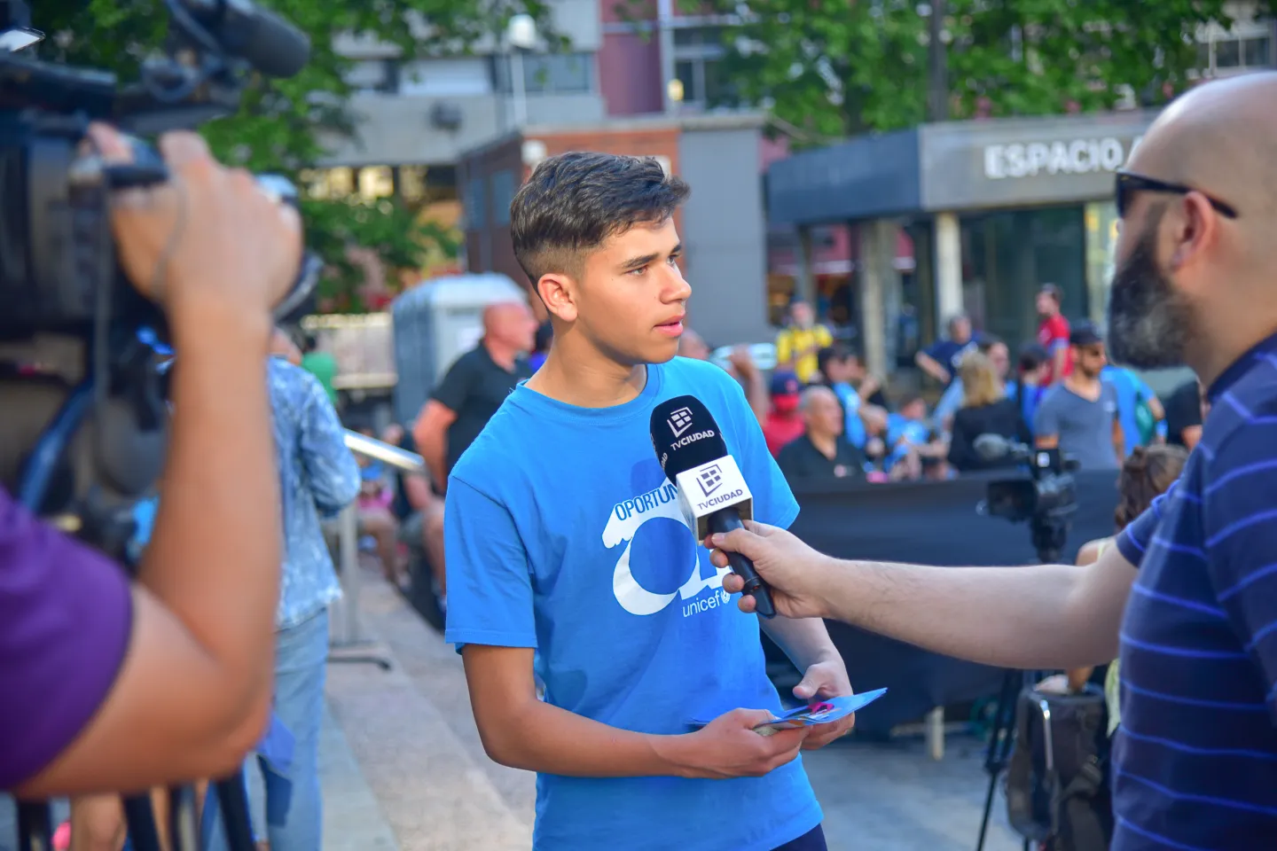 Ronald es entrevistado por un medio de comunicaci&oacute;n en el D&iacute;a Mundial de los Ni&ntilde;os y Adolescentes 2018