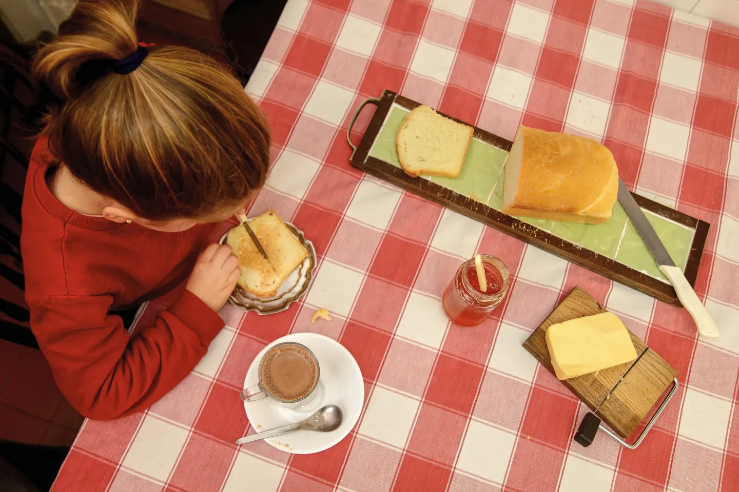 Ni&ntilde;a desayunando
