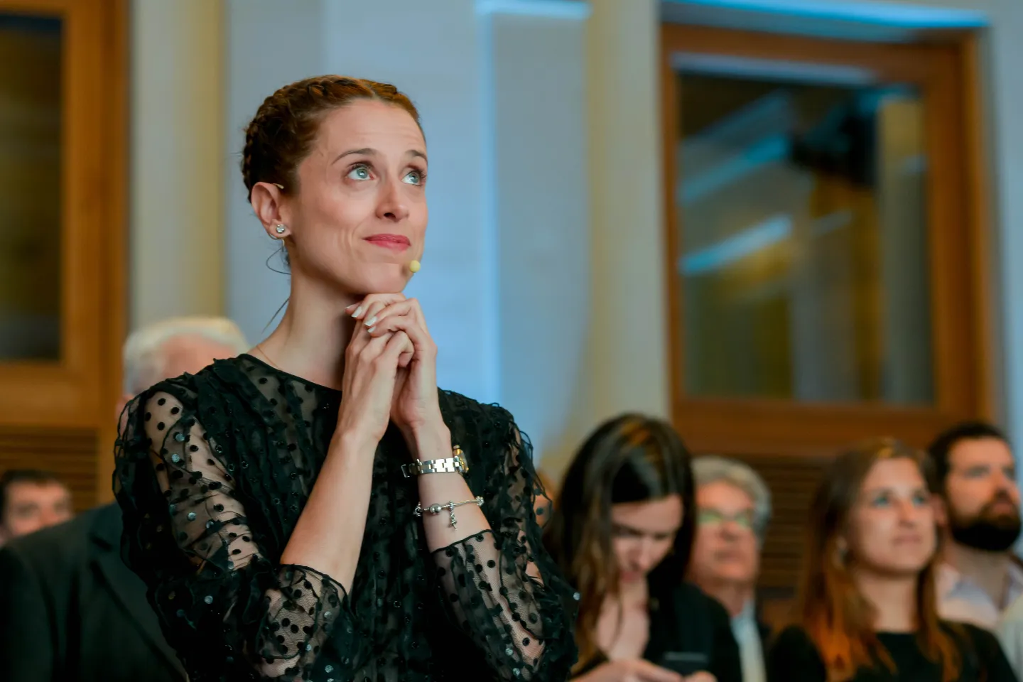 Mar&iacute;a Riccetto, en su nombramiento, mira emocionada el homenaje que se le estaba haciendo en pantalla.