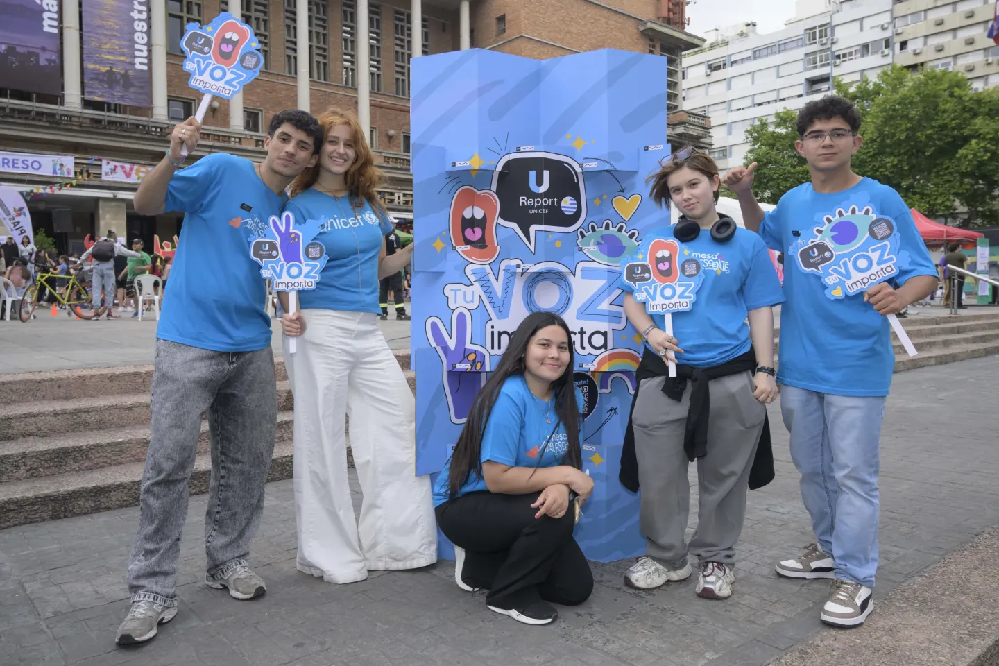 Adolescentes con carteles de "Tu voz importa"