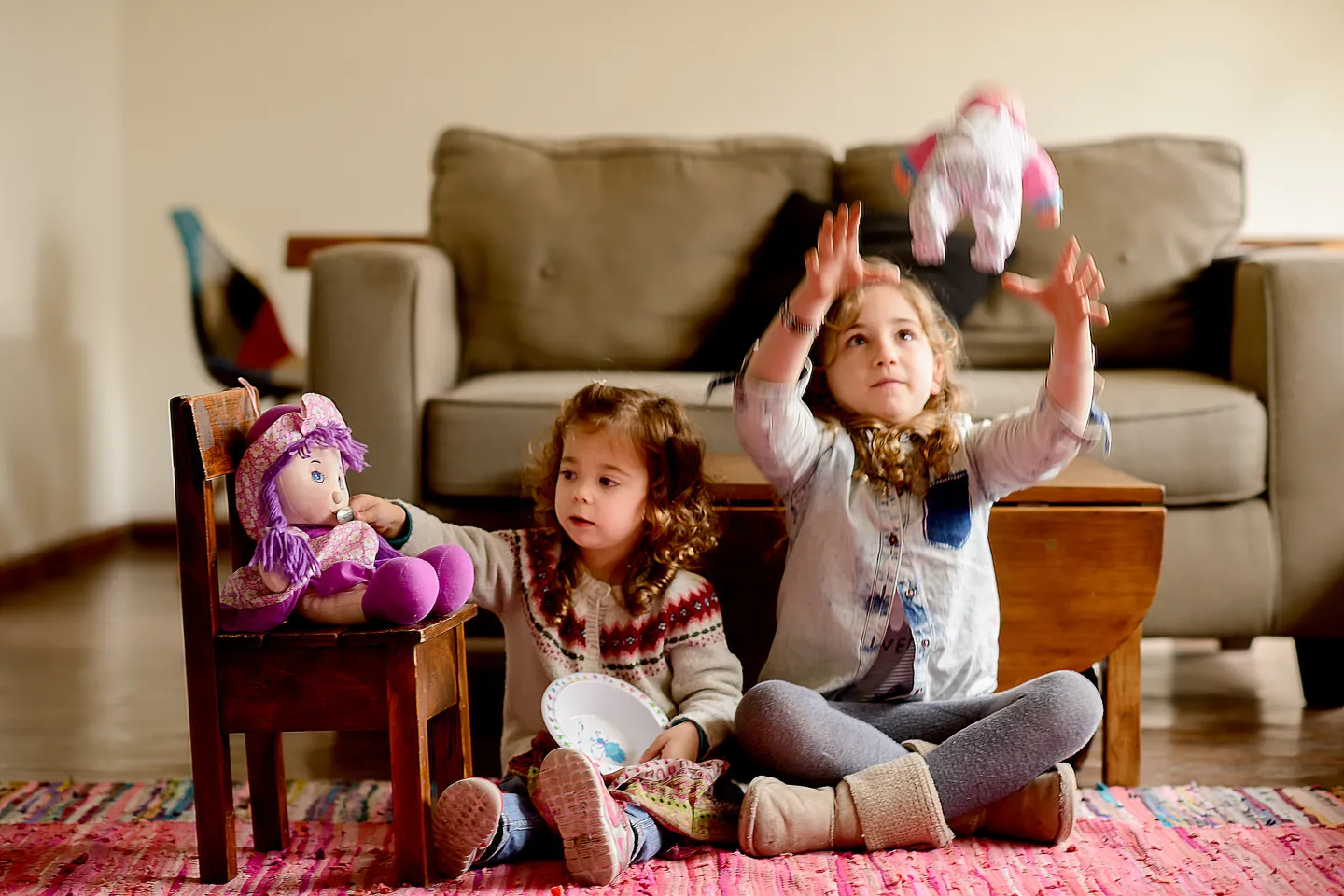 Dos ni&ntilde;as jugando con mu&ntilde;ecas.
