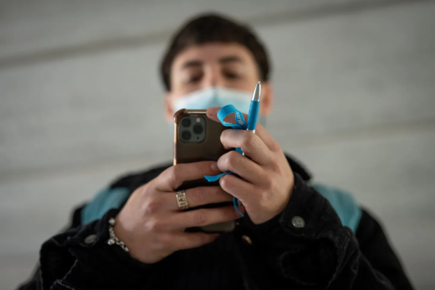 Joven usando un celular.