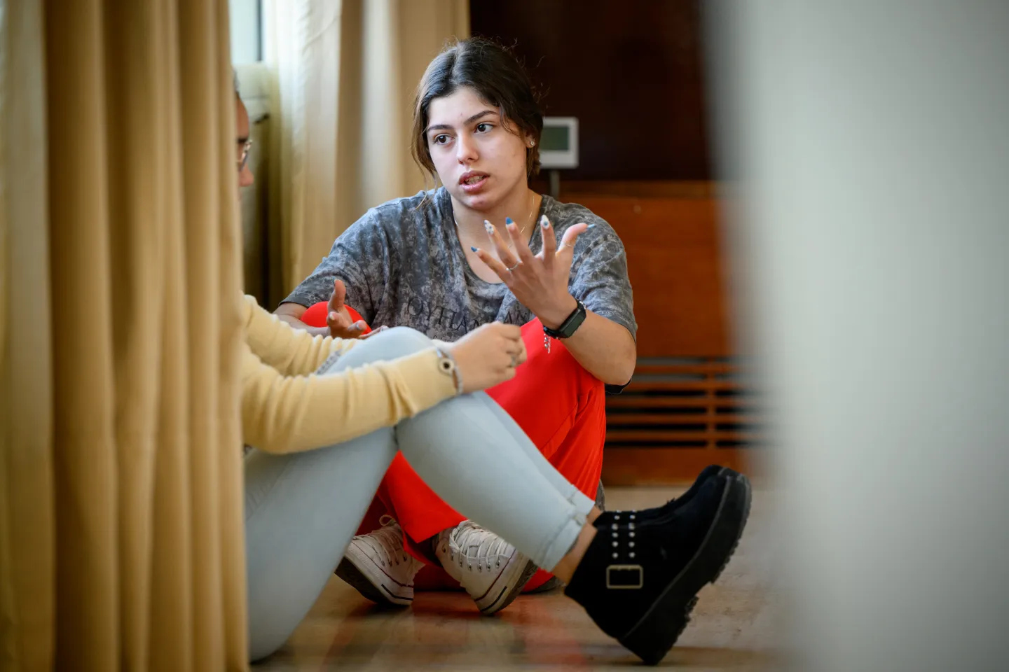 Dos adolescentes teniendo una conversaci&oacute;n