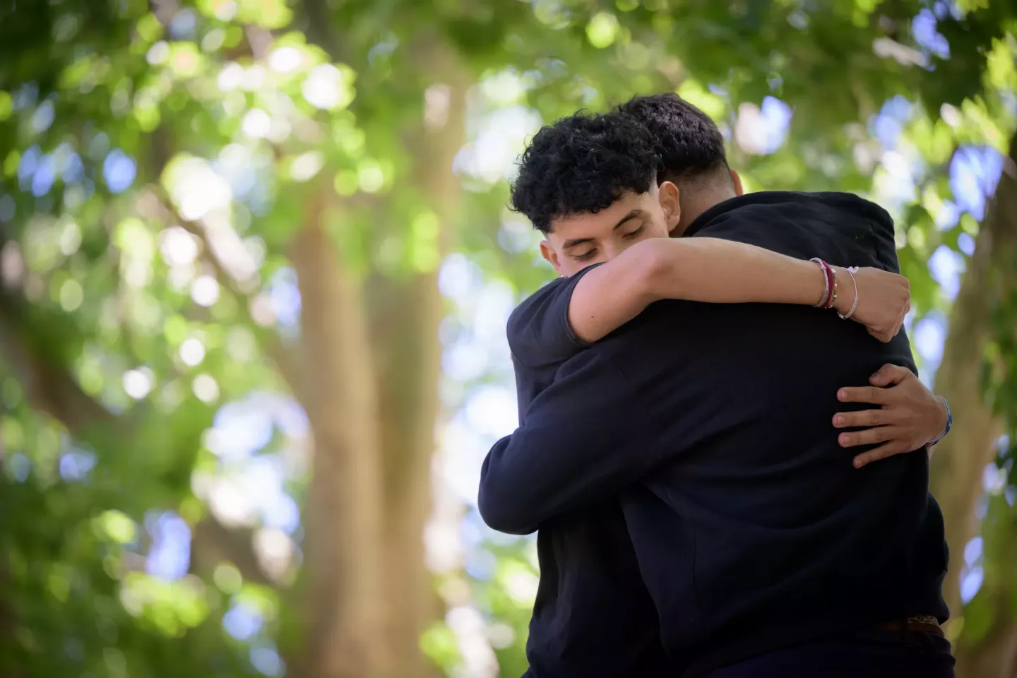 Dos j&oacute;venes abraz&aacute;ndose