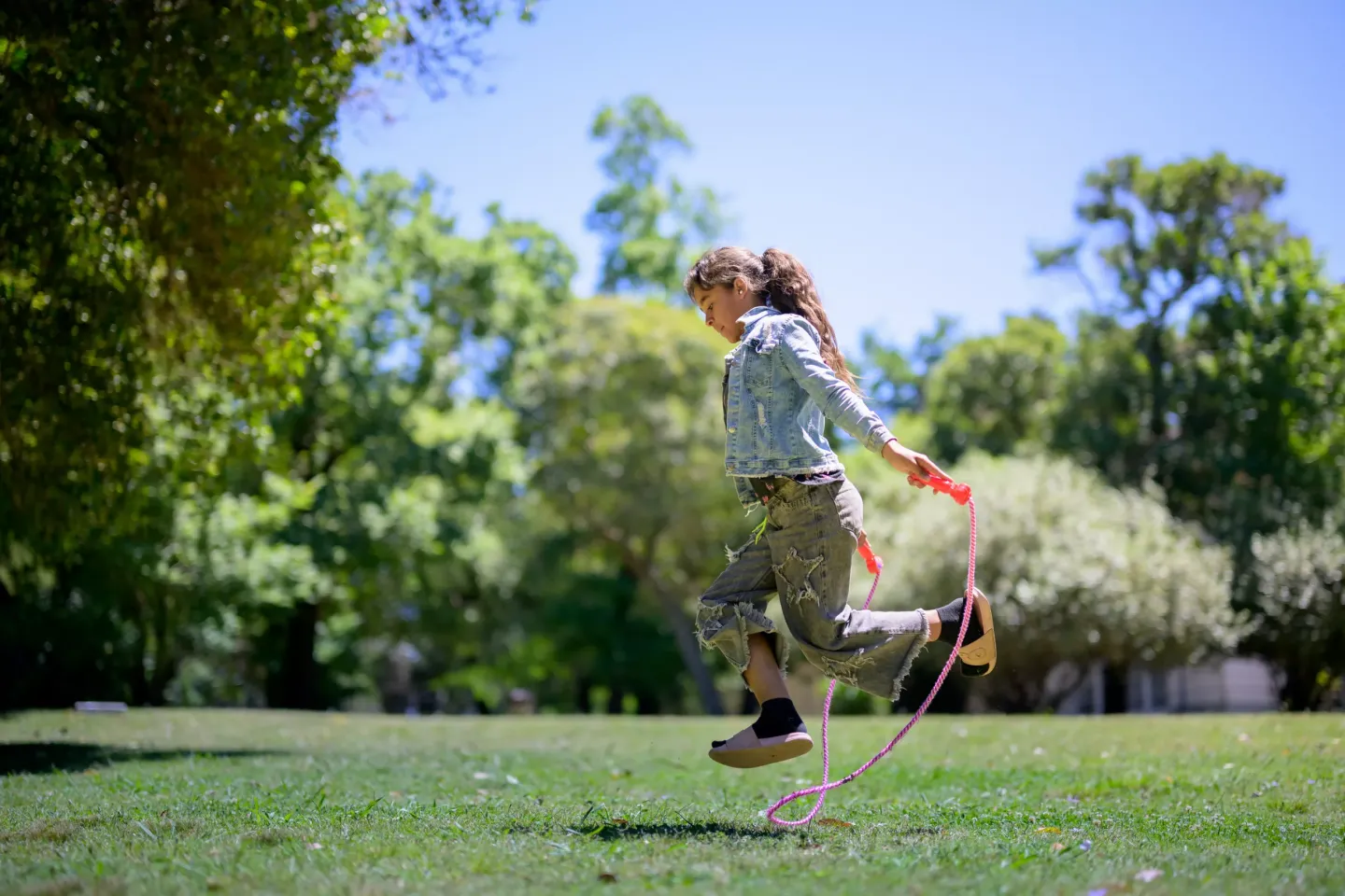 Ni&ntilde;a saltando la cuerda