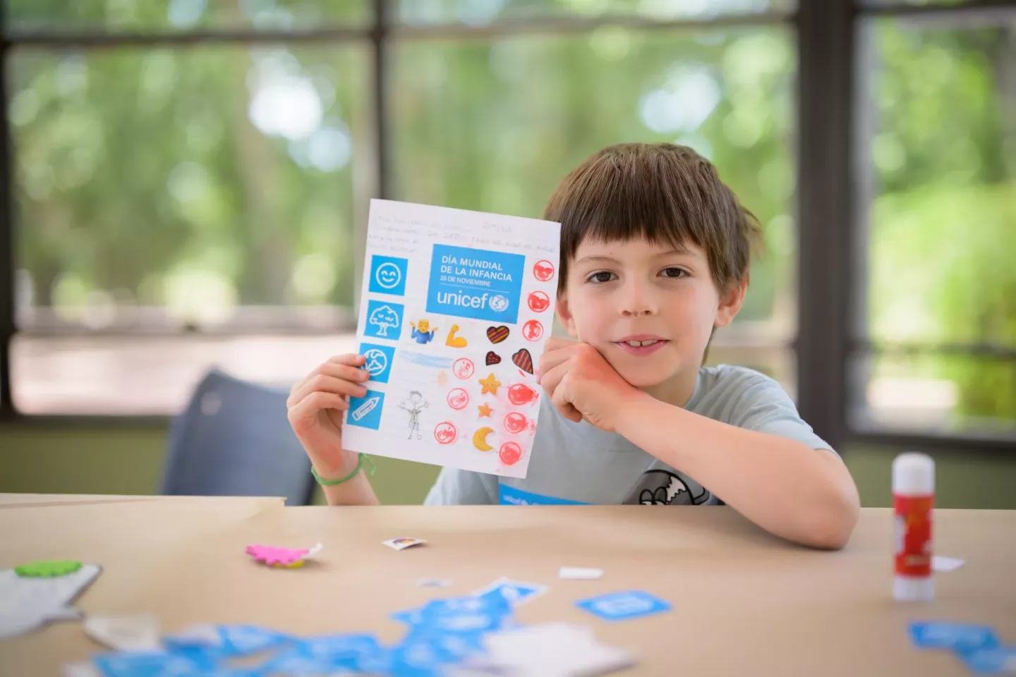 Un ni&ntilde;o ense&ntilde;ando su carta al futuro con una sonrisa