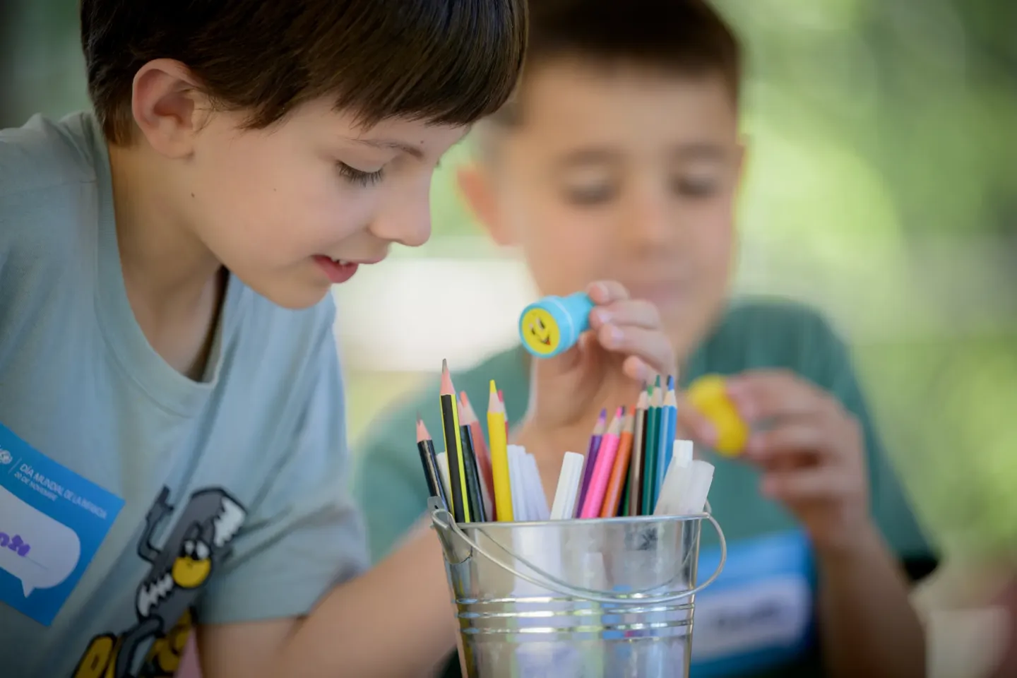 Ni&ntilde;os escribiendo