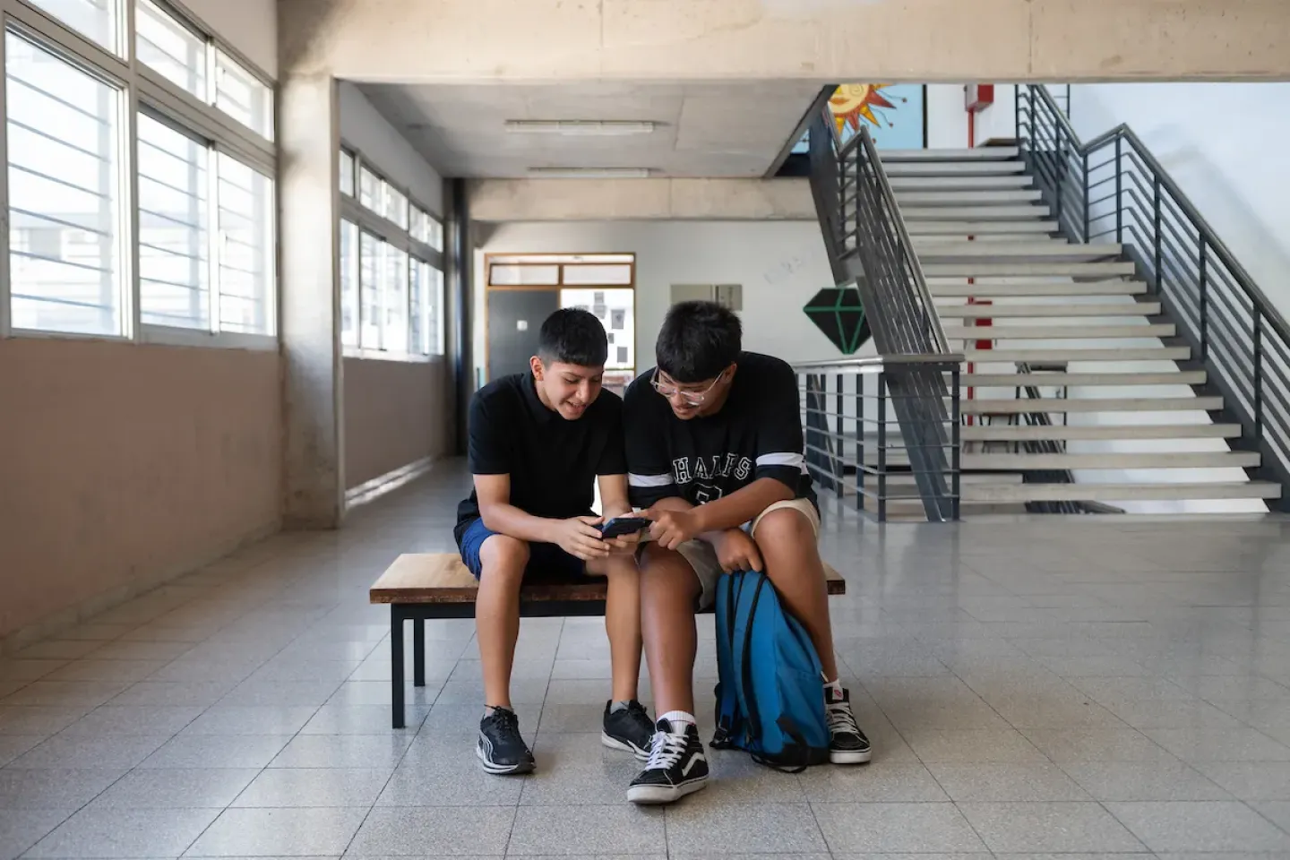 Adolescentes utilizando celular en &aacute;mbito liceal