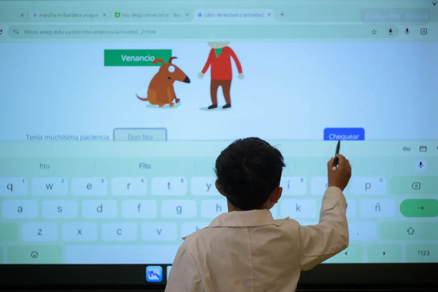 Ni&ntilde;o usando el libro digital accesible en el aula