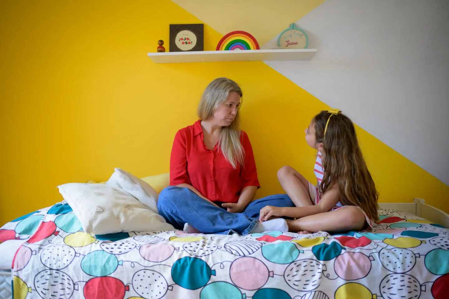 Madre e hija hablando en el cuarto