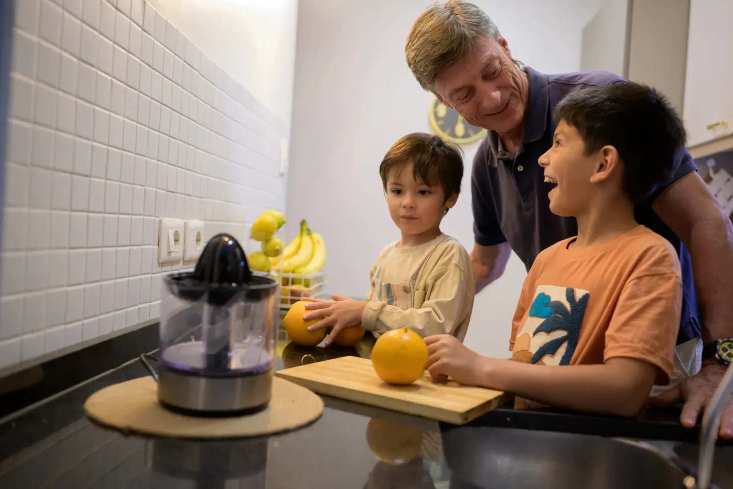 Padre e hijos cocinando