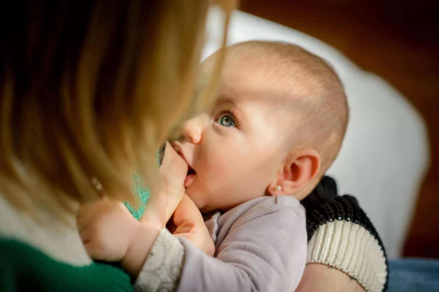 Beb&eacute; siendo amamantada, mirando a los ojos a su mam&aacute;. 