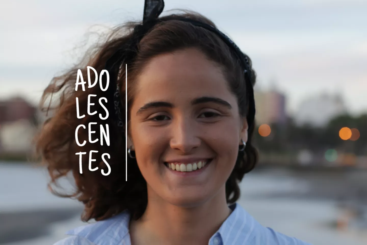 Adolescente mujer mirando a c&aacute;mara con rambla de fondo