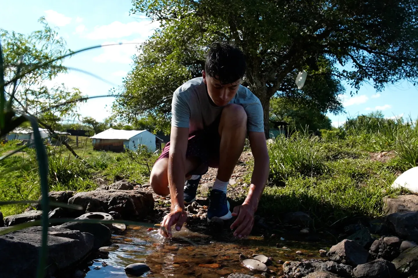 Luis al lado de un arroyo seco