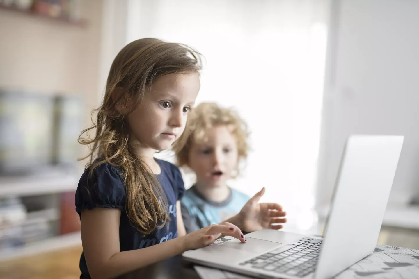 Ni&ntilde;a usando una laptop