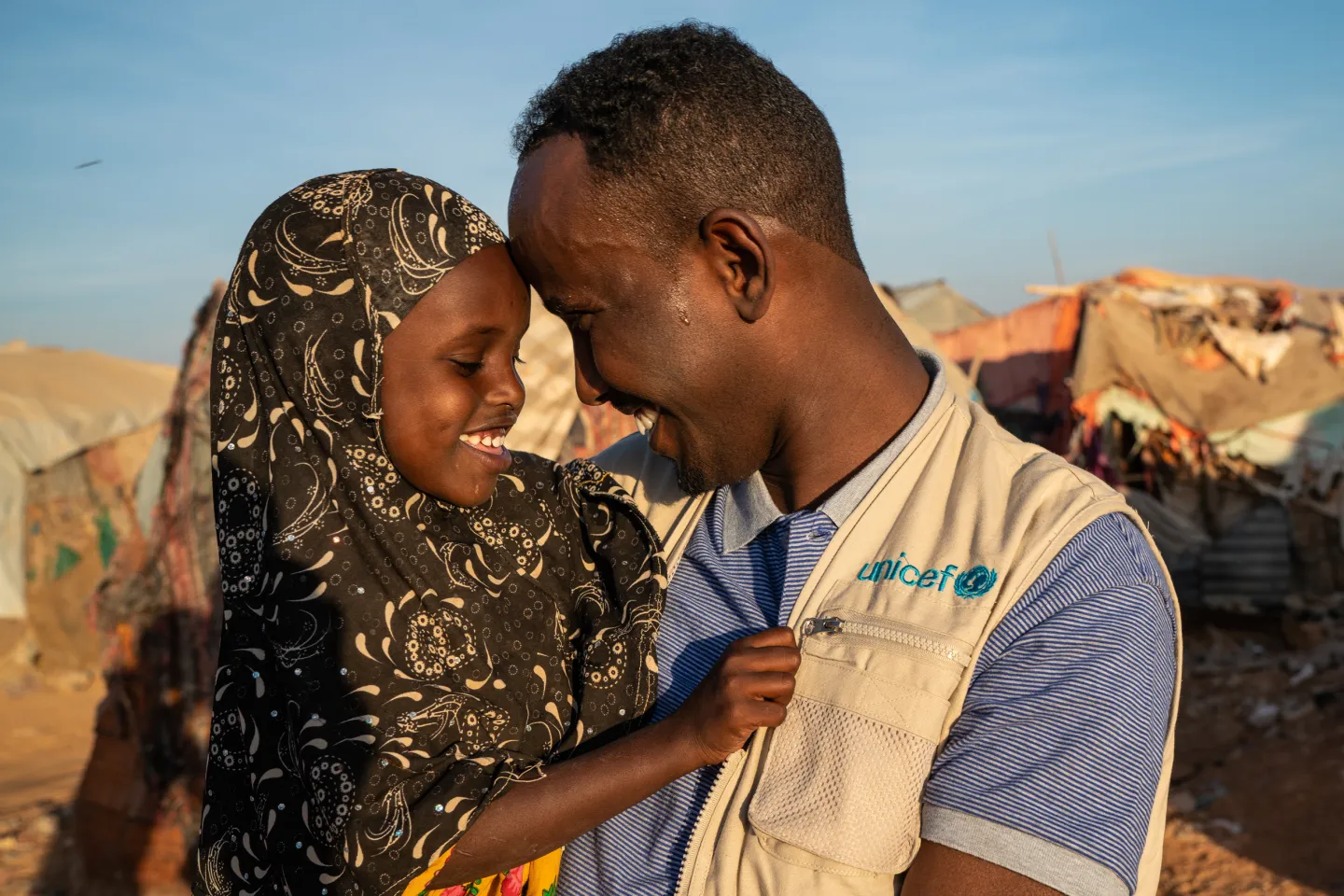 El Oficial de Protecci&oacute;n Infantil de UNICEF en Somalia, comparte un momento con una ni&ntilde;a en un campo de desplazados internos.