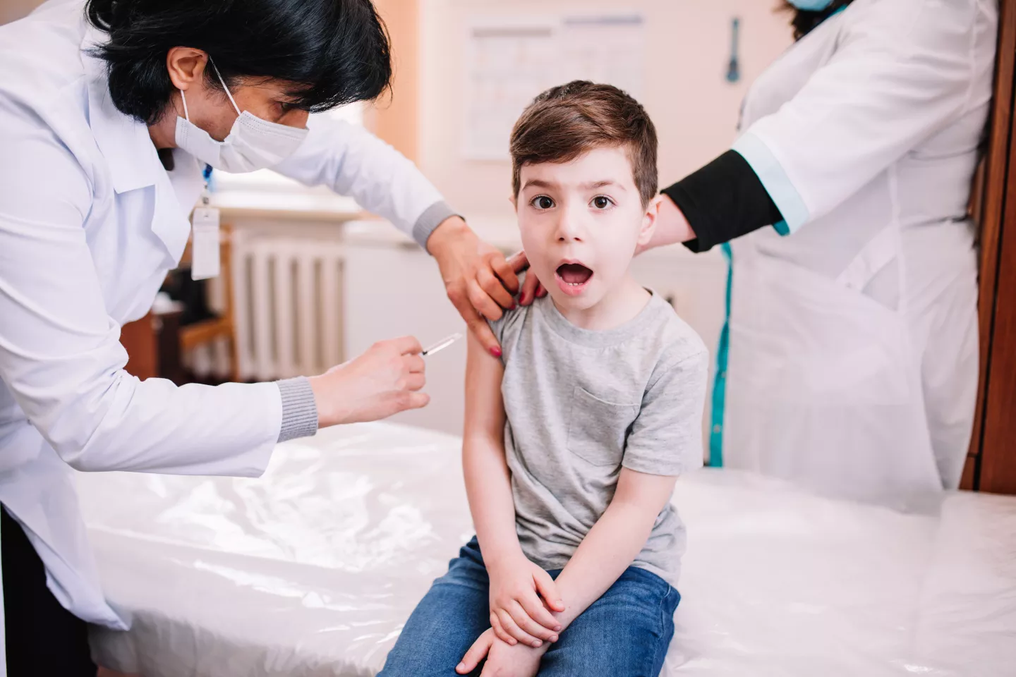Ni&ntilde;o recibiendo la vacuna