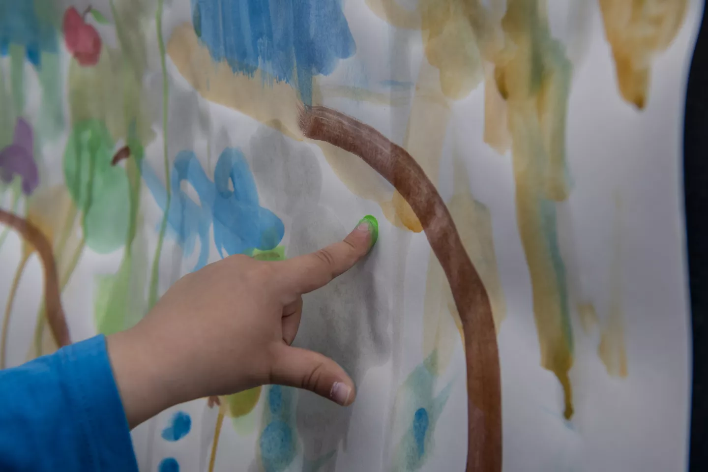 Mano de ni&ntilde;o, pintando en papel.