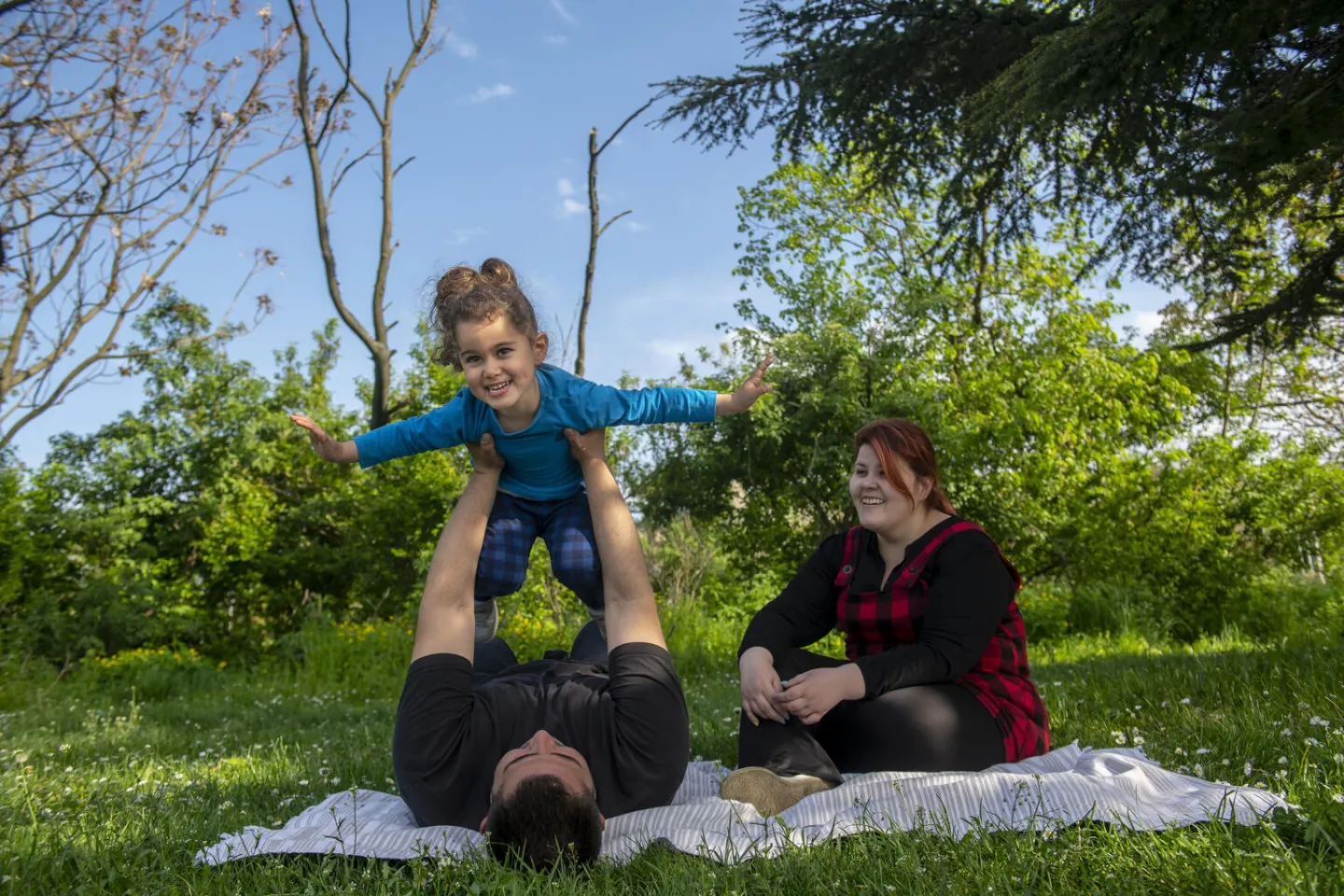 Ni&ntilde;a jugando en el parque con los padres.