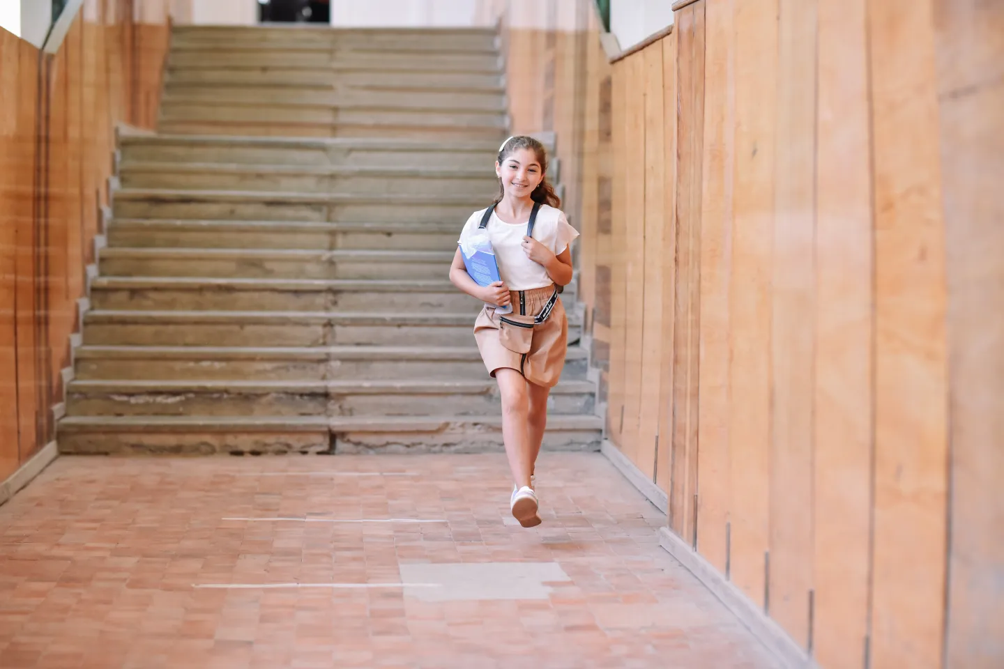 Ni&ntilde;a camina por centro educativo