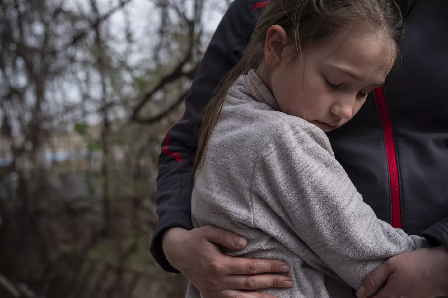 Ni&ntilde;a abrazando a su madre