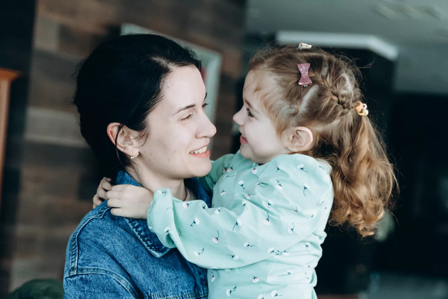 Mujer haciendo upa a ni&ntilde;a.