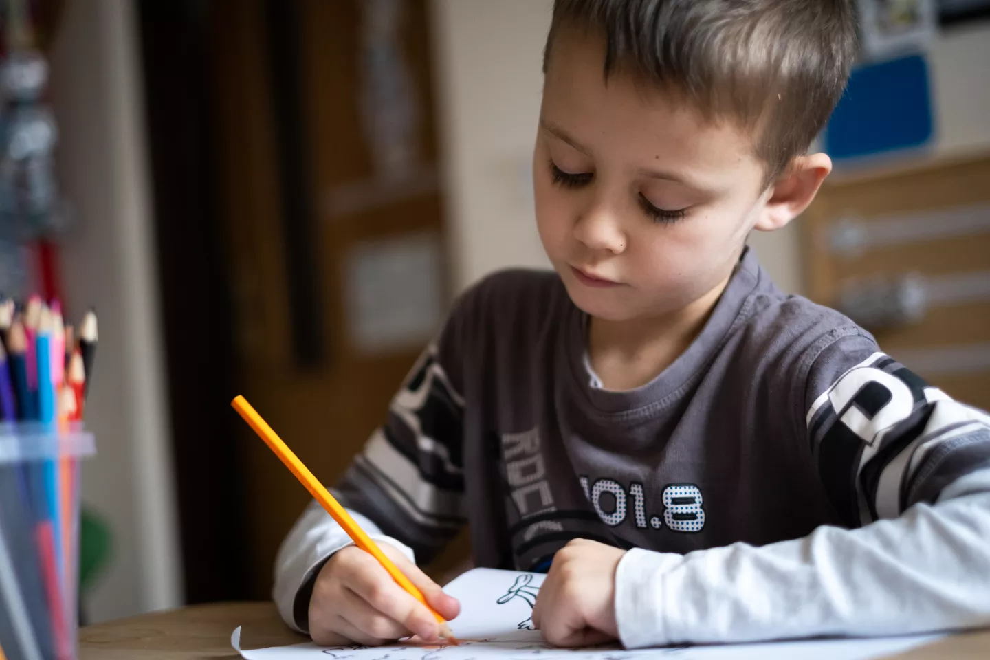 Ni&ntilde;o dibujando.