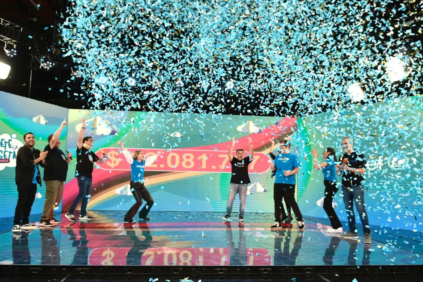 Festejos tras alcanzar la meta de recaudaci&oacute;n