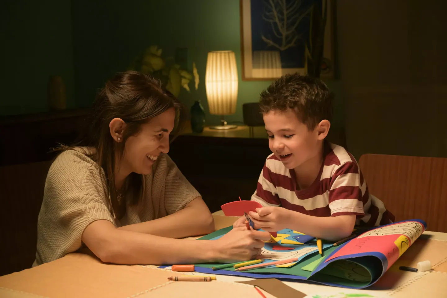 Madre e hijo haciendo los deberes