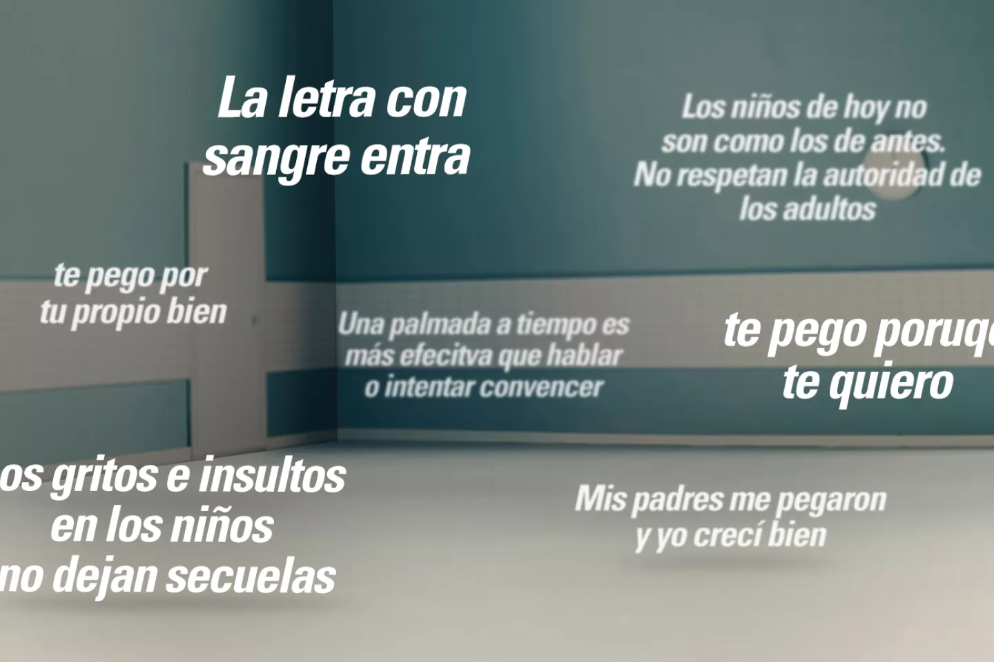 Habitaci&oacute;n de fondo, y sobre el espacio distintas frases o mitos sobre la violencia hacia ni&ntilde;os, ni&ntilde;as y adolescentes