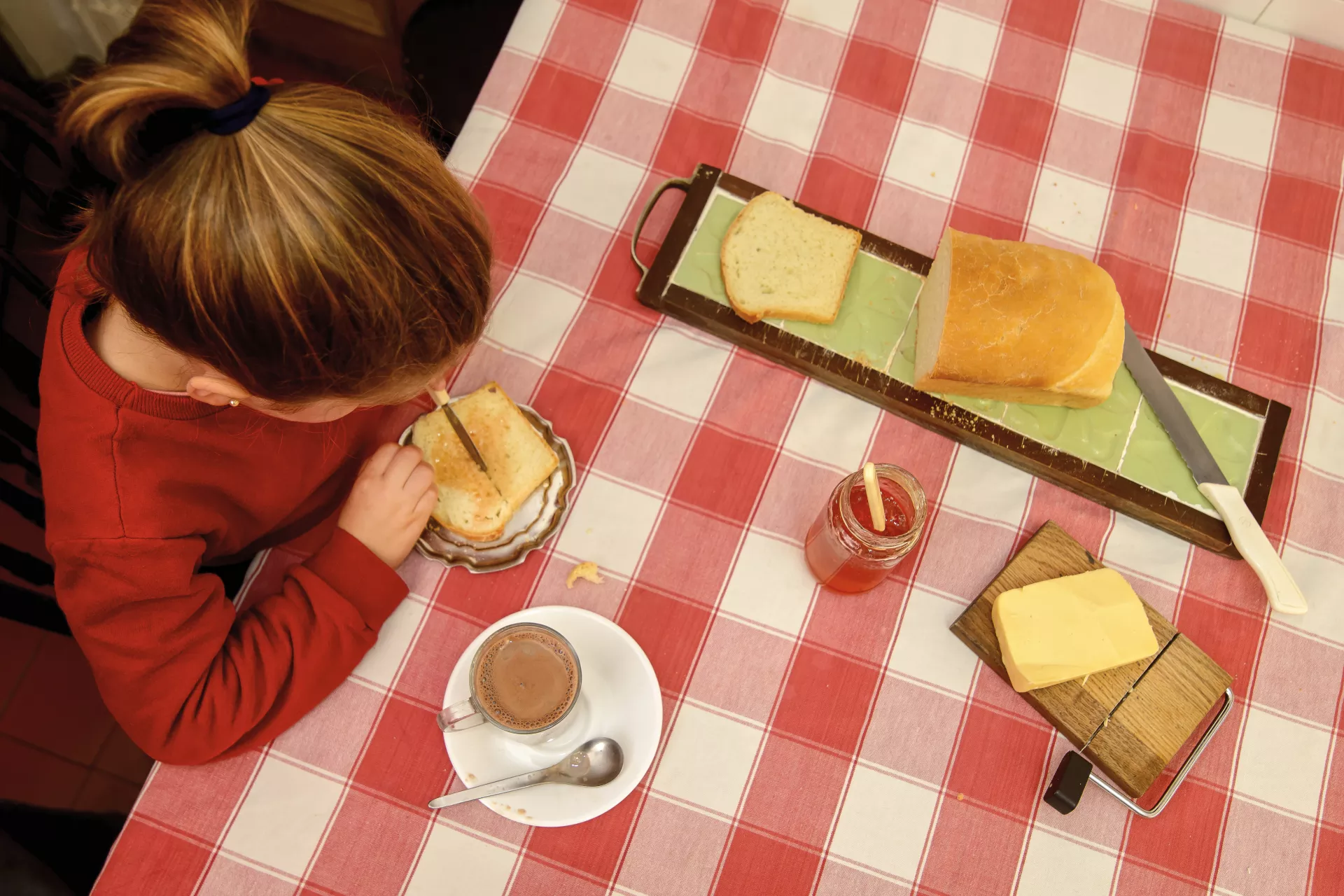 Ni&ntilde;a desayunando