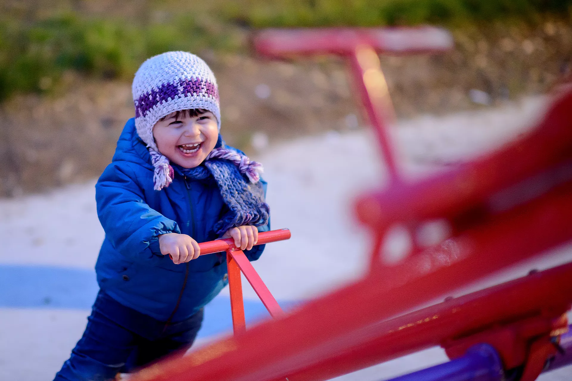 Ni&ntilde;a, sonriendo, en subibaja.