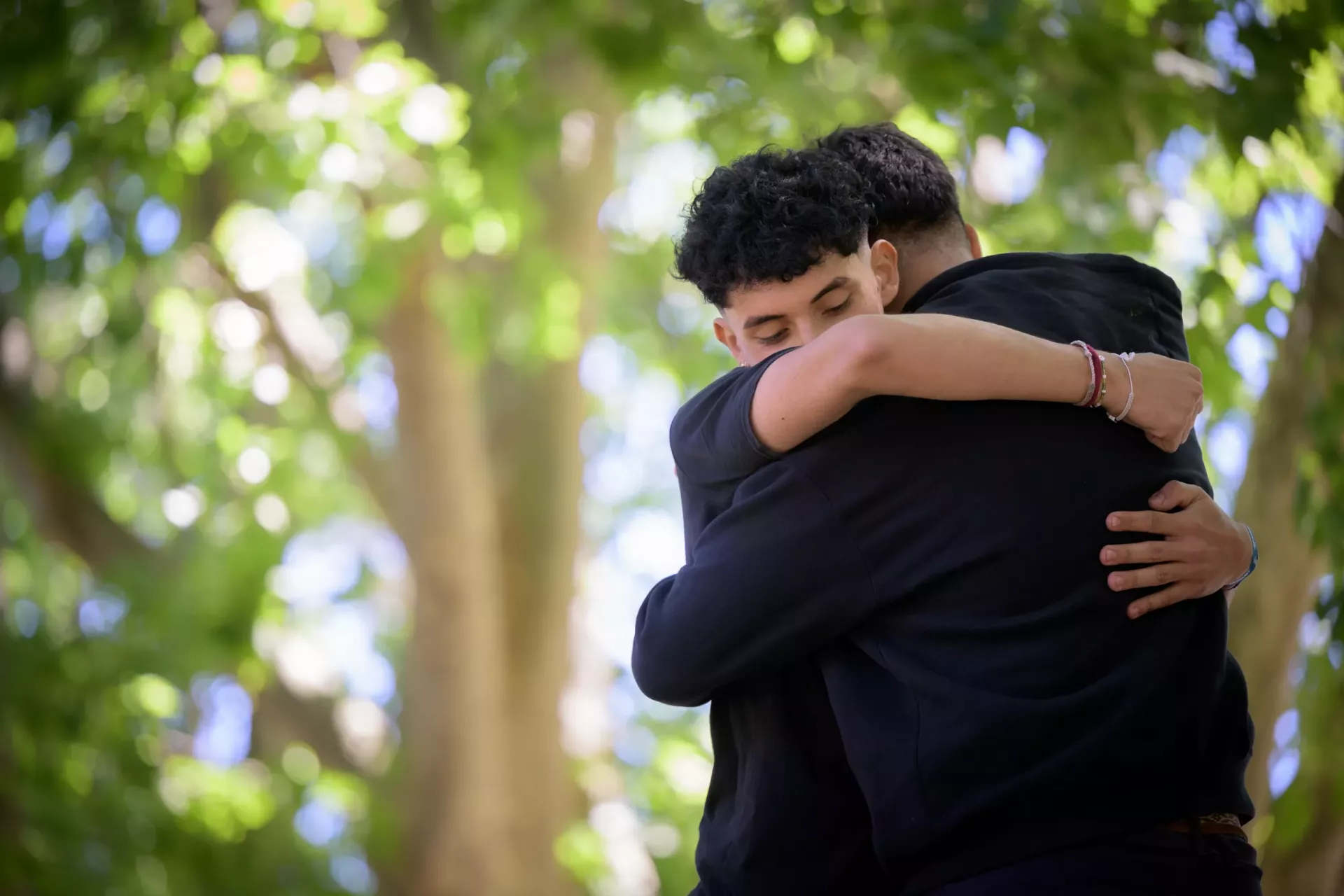 Dos j&oacute;venes abraz&aacute;ndose