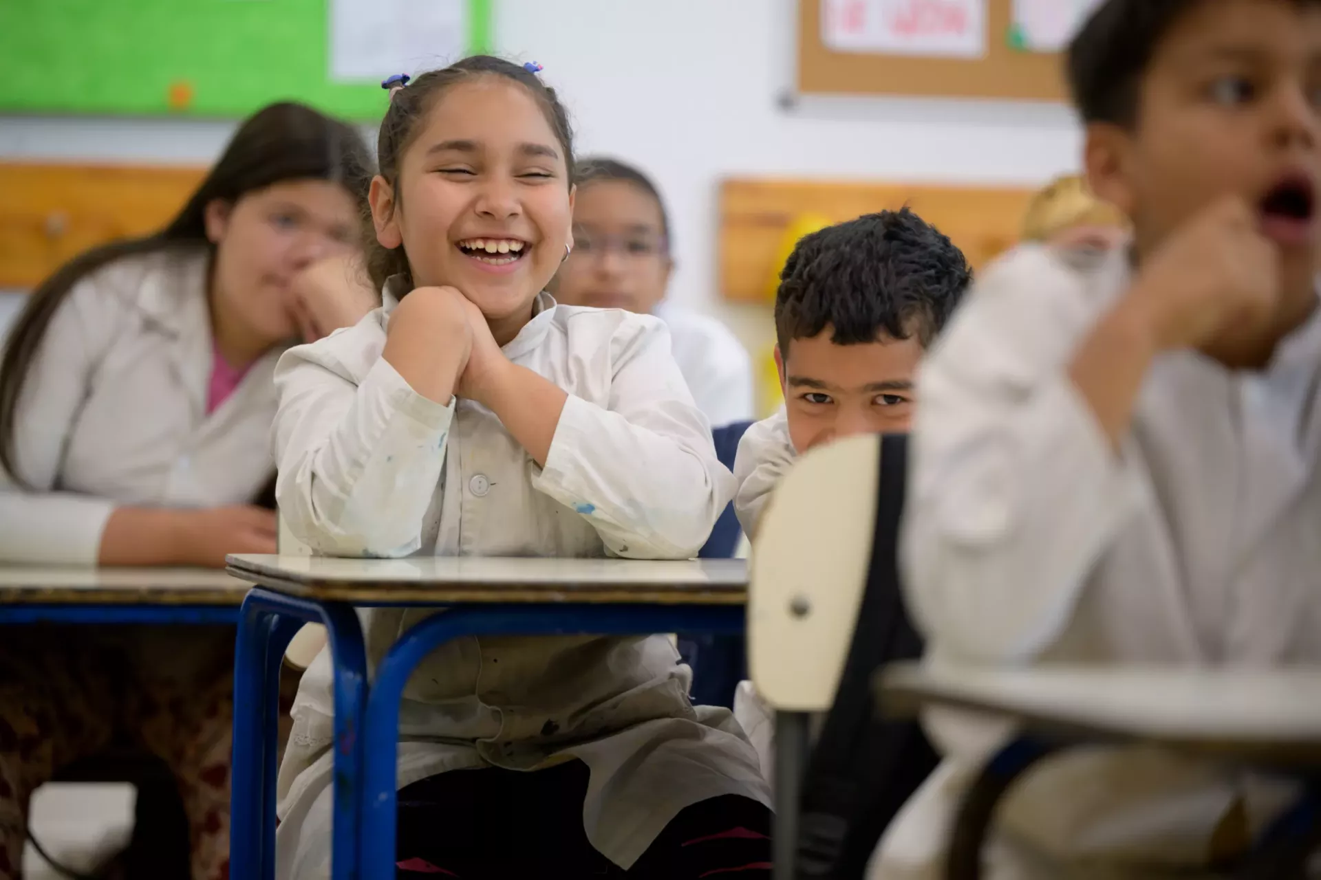 Ni&ntilde;a sonriendo en el sal&oacute;n de clase