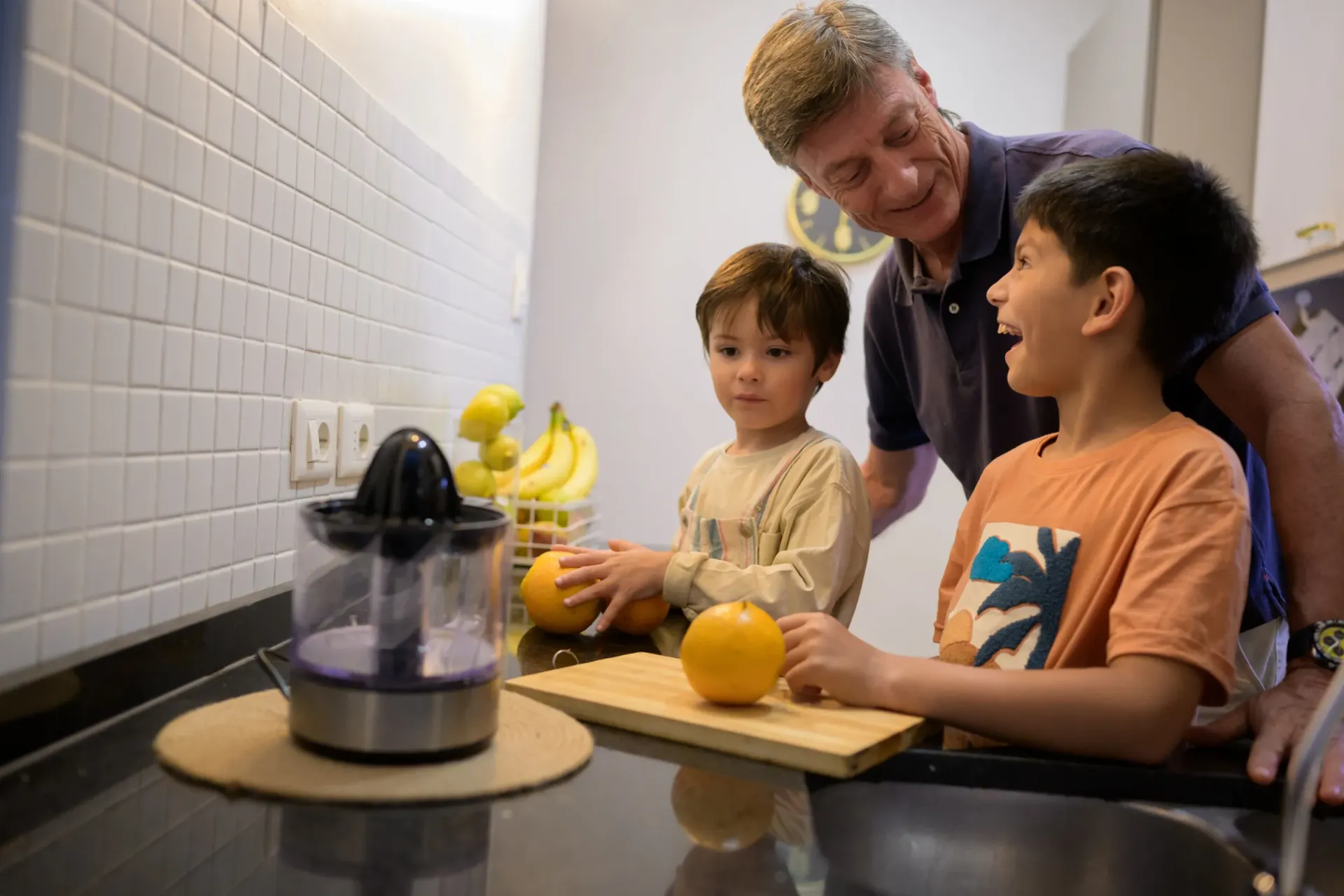 Padre e hijos cocinando