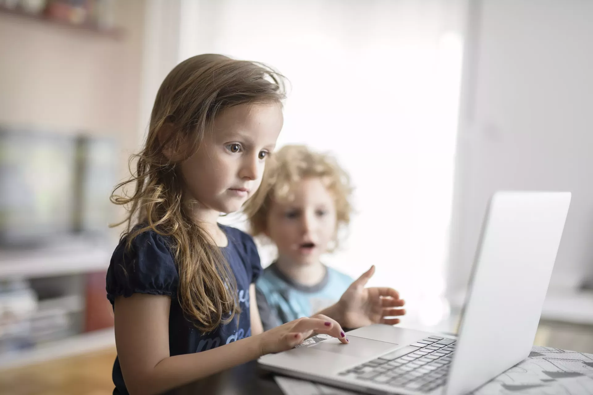 Ni&ntilde;a usando una laptop