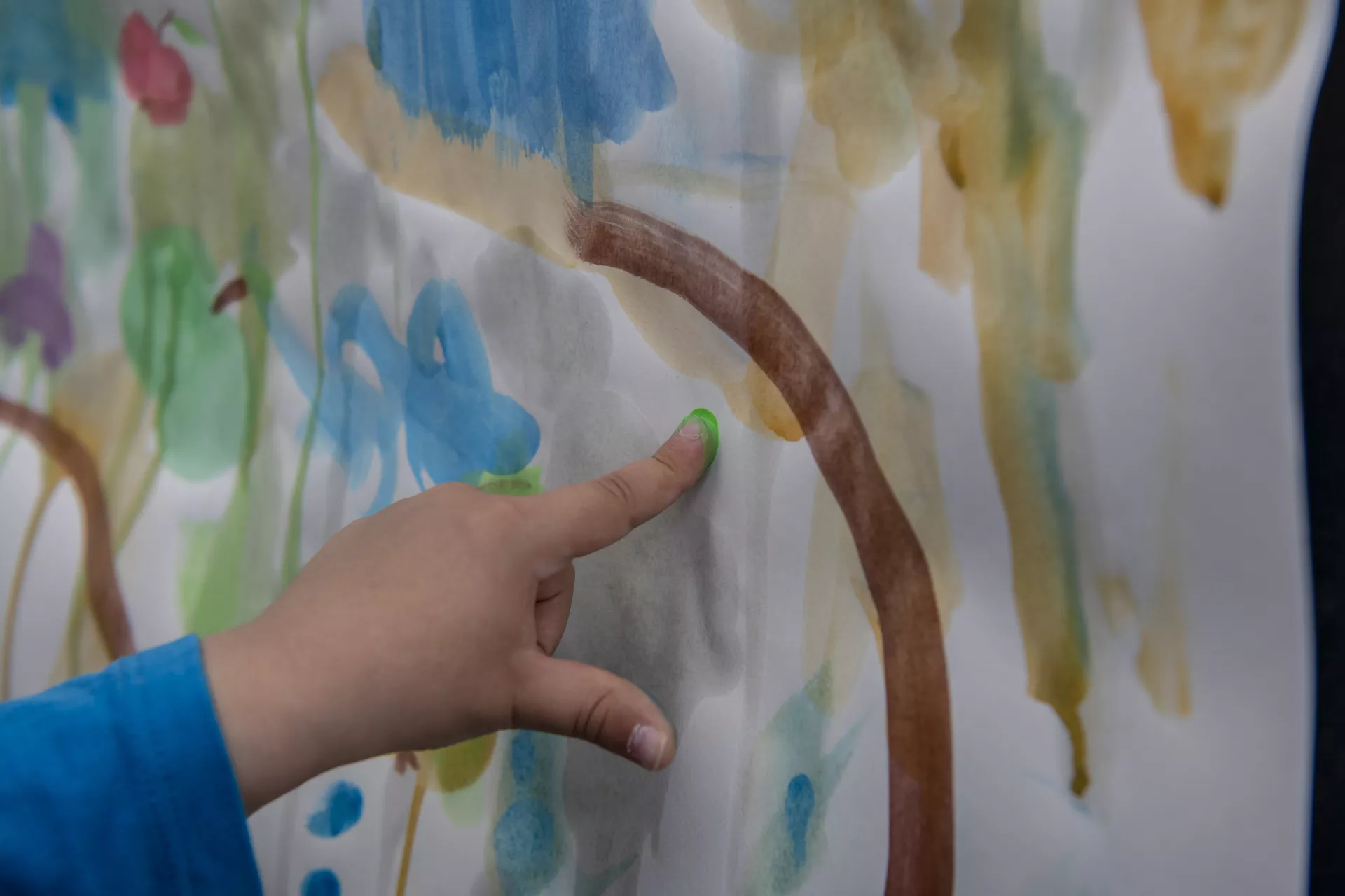 Mano de ni&ntilde;o, pintando en papel.