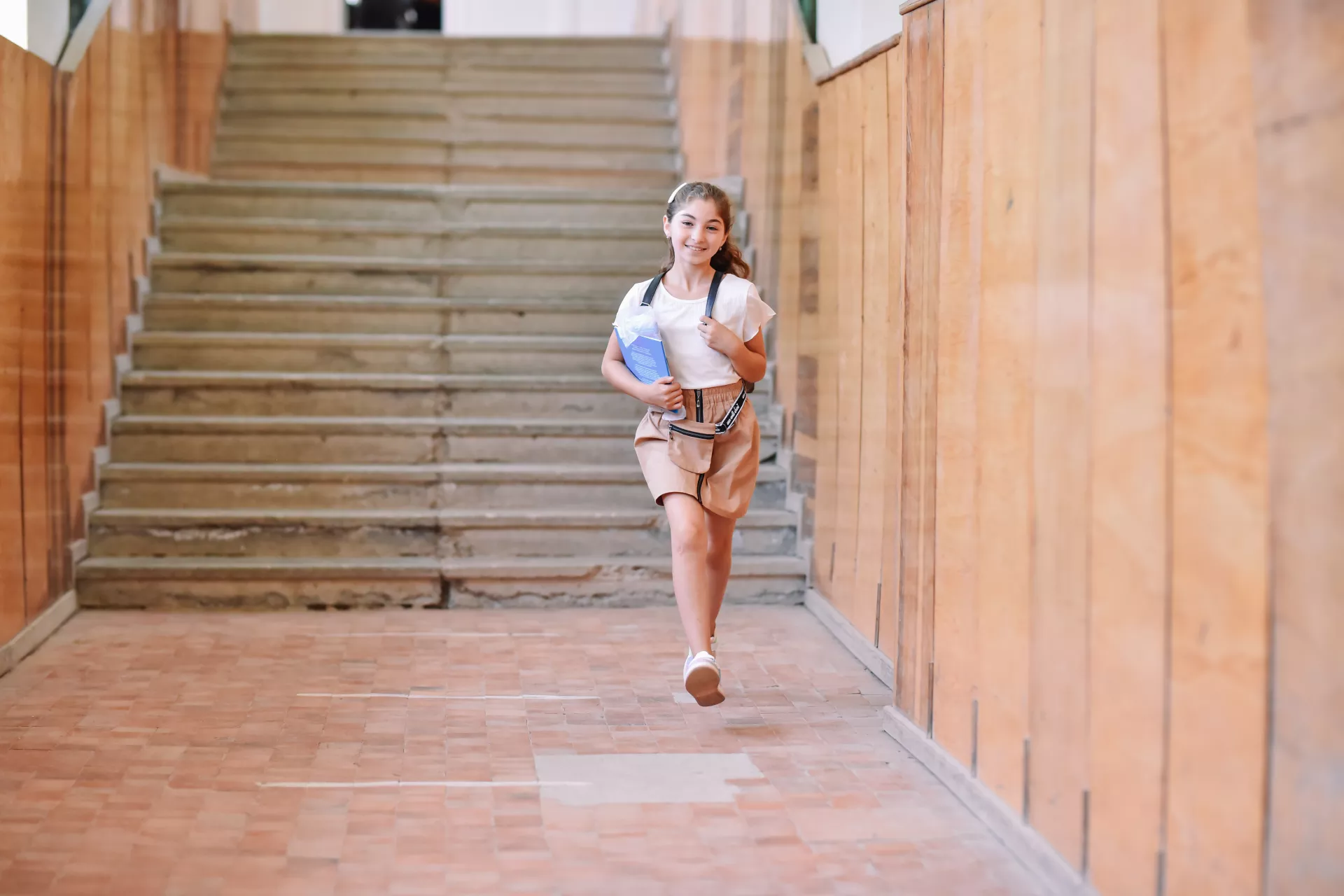 Ni&ntilde;a camina por centro educativo