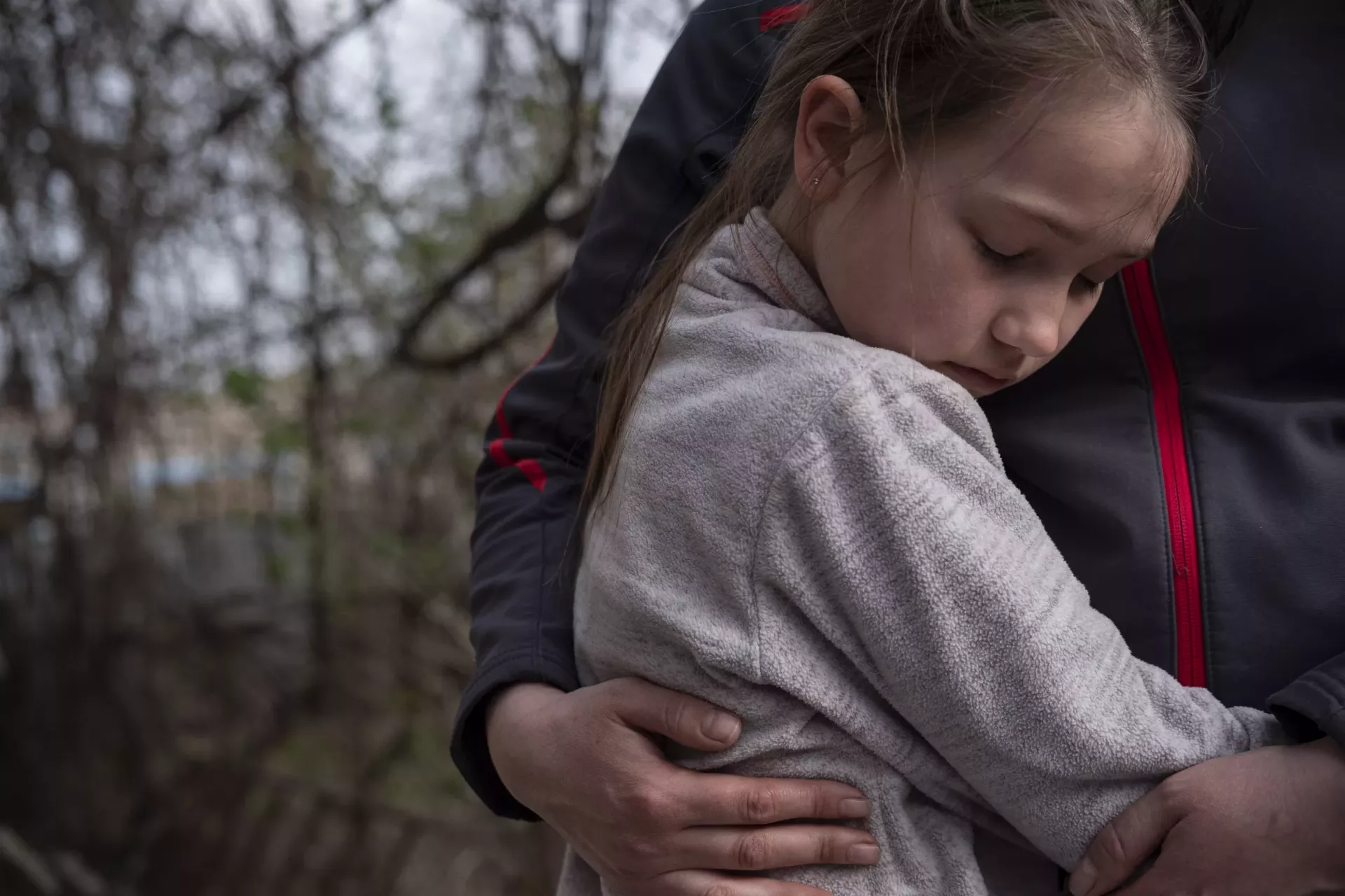Ni&ntilde;a abrazando a su madre
