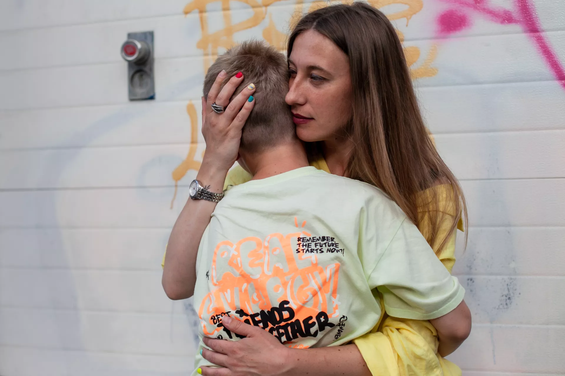 Madre abrazando a su hijo.