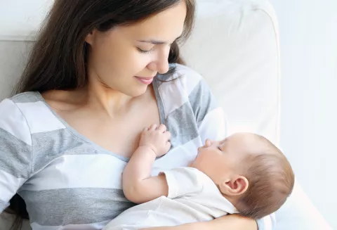 Mujer con bebé en brazos durmiendo