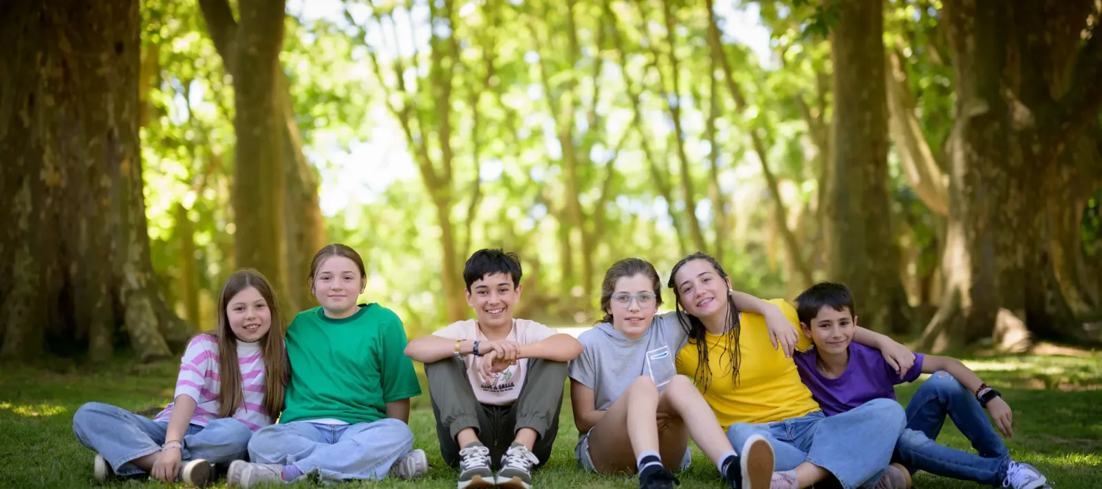 Ni&ntilde;os y ni&ntilde;as en un parque