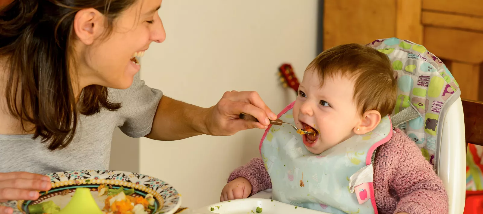 Madre dando de comer a ni&ntilde;a de menos de un a&ntilde;o.