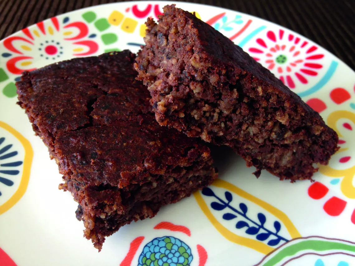 Dos porciones de brownie de porotos negros sobre plato
