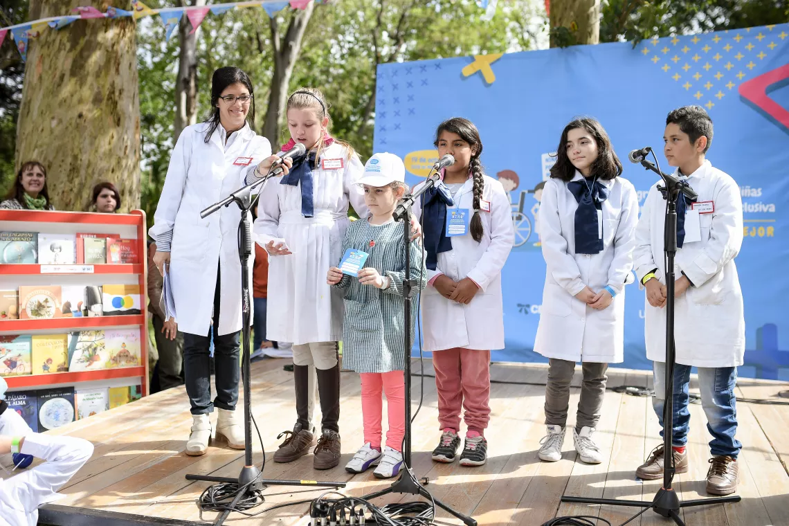 Ni&ntilde;os hablan sobre el escenario en el Segundo Congreso de Ni&ntilde;os y Ni&ntilde;as por una Educaci&oacute;n Inclusiva