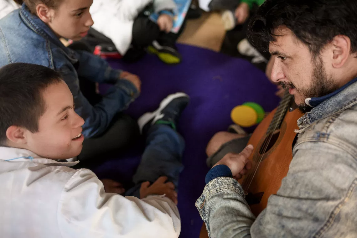 Ni&ntilde;o con tallerista de m&uacute;sca en Congreso