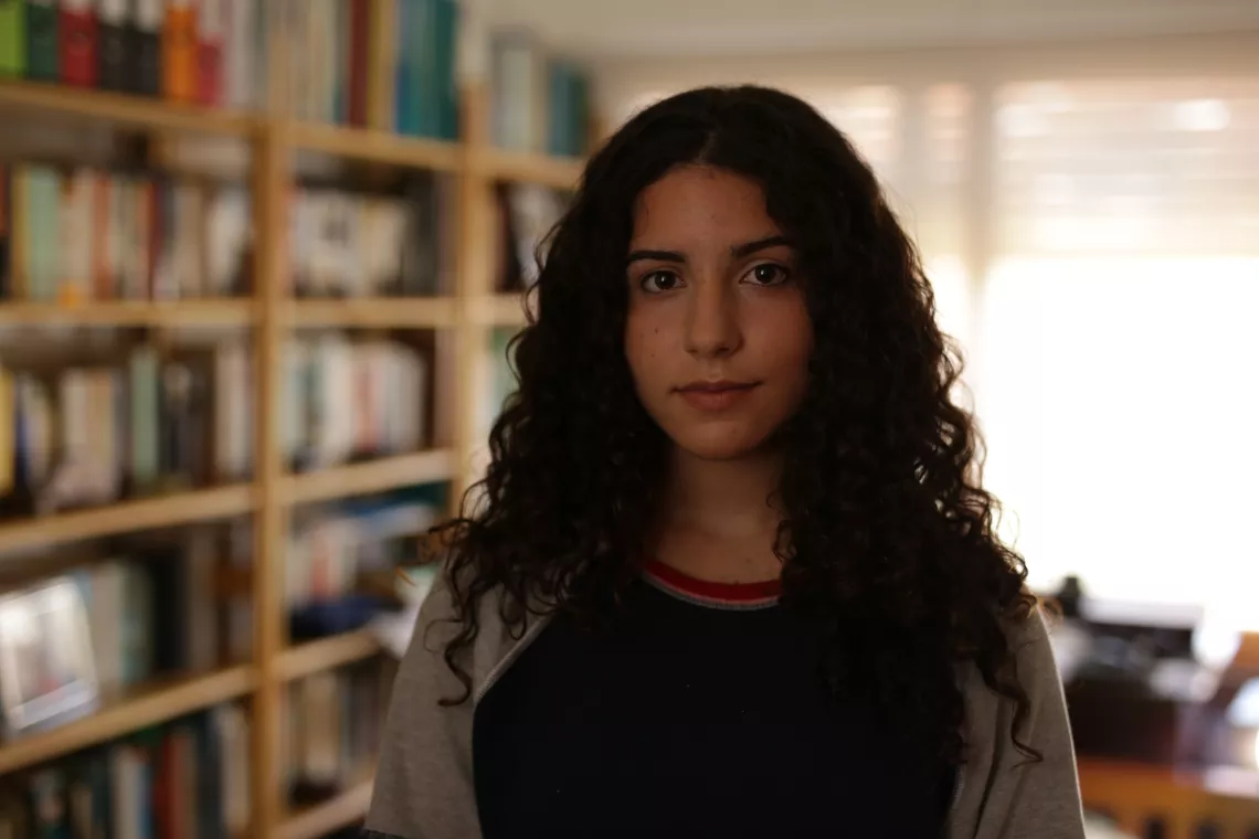 Retrato de adolescente, con biblioteca de fondo