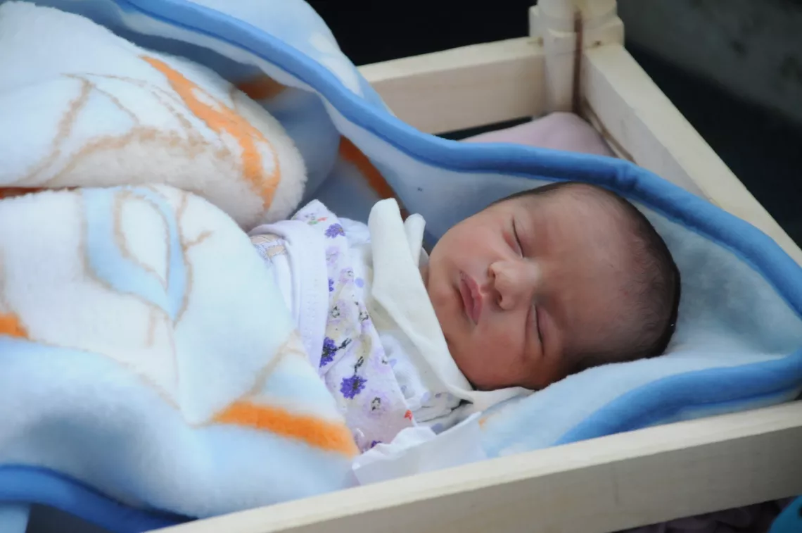 Beb&eacute; durmiendo en cuna
